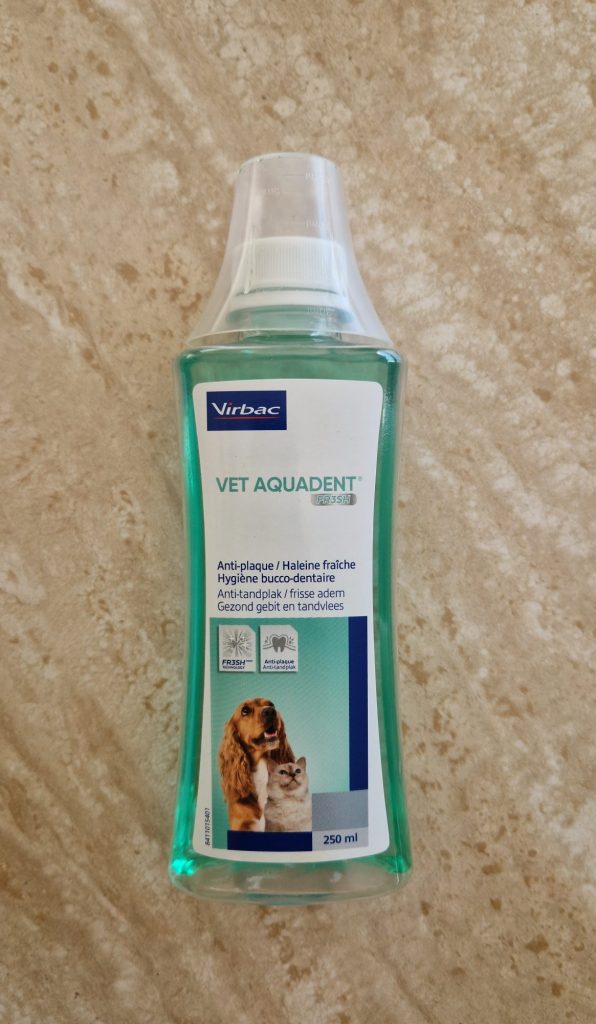 Flacon de Vet Aquadent Virbac pour l'hygiène dentaire du Spitz nain
